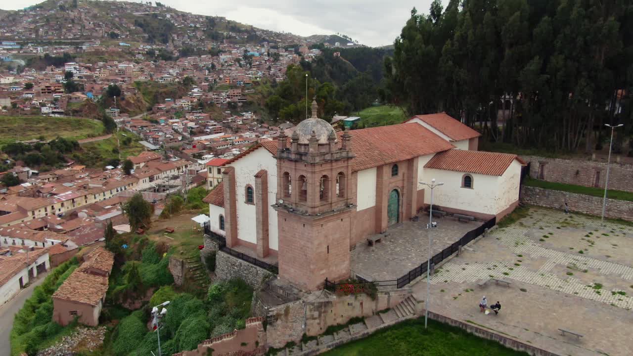 de plaza san cristóbal con la iglesia católica en cusco, perú, américa del sur