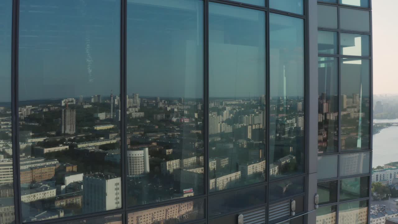 el horizonte de la ciudad reflejado en las ventanas de los rascacielos