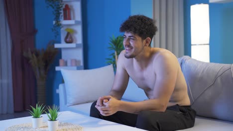 un joven con recuerdos felices.
