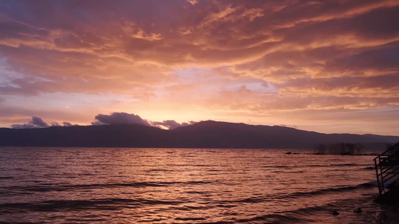 lago ohrid al amanecer en albania