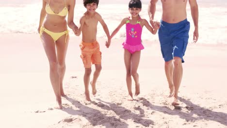 Familie-Geht-Am-Strand-Spazieren