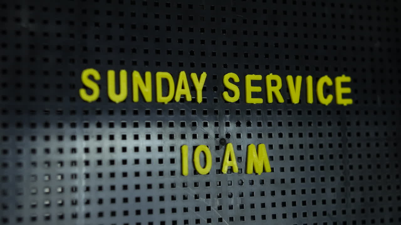 horario de servicio dominical de la iglesia en un cartel que dice 10 a.m.