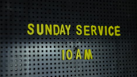 Sonntagsgottesdienst-In-Der-Kirche-Auf-Einem-Schild-Mit-Der-Aufschrift-10-Uhr
