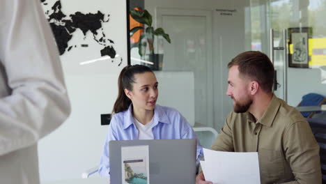 Women-working-in-a-travel-agency