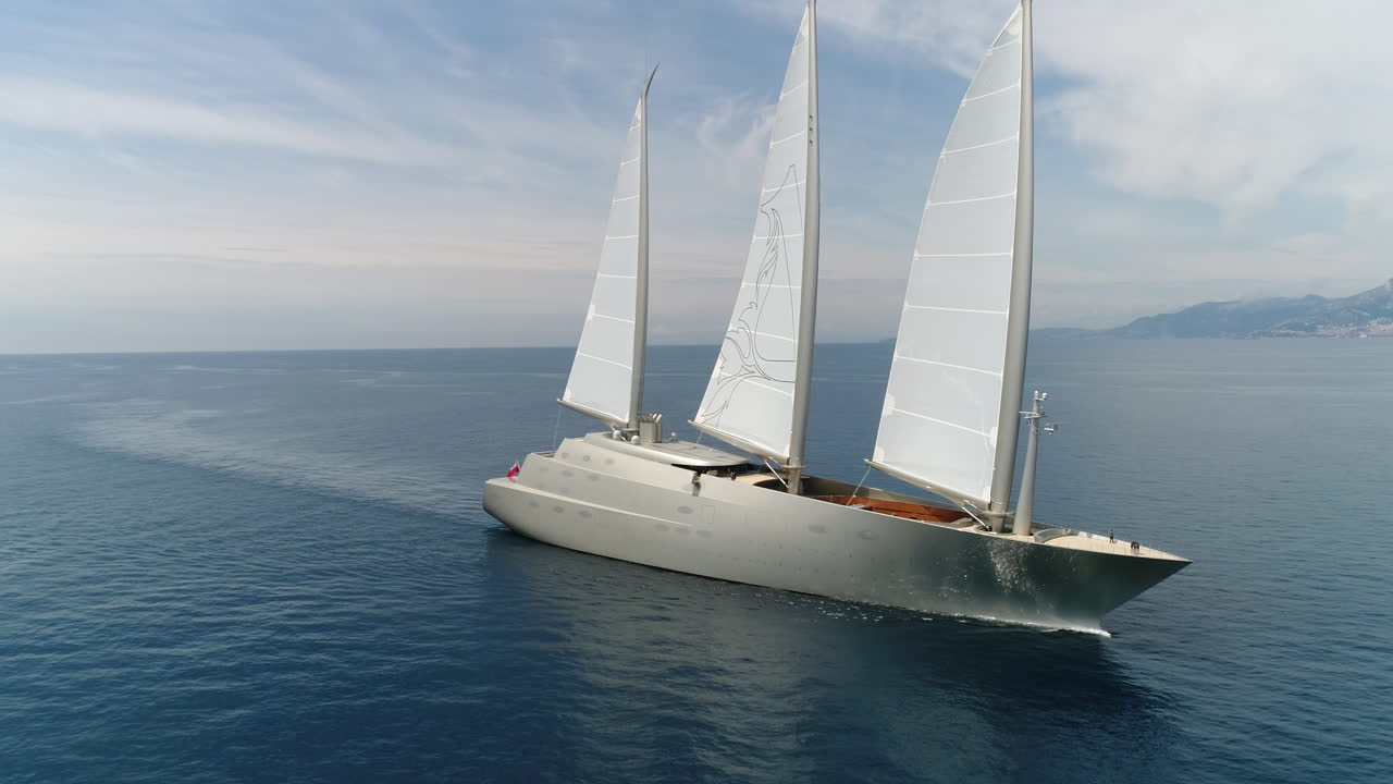 Superyacht russo che naviga nella baia di Monaco