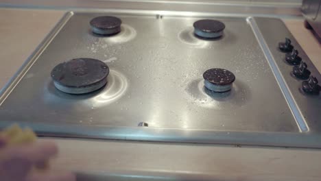 Hand-cleaning-a-gas-cooktop