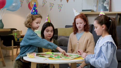 niños en la fiesta de cumpleaños