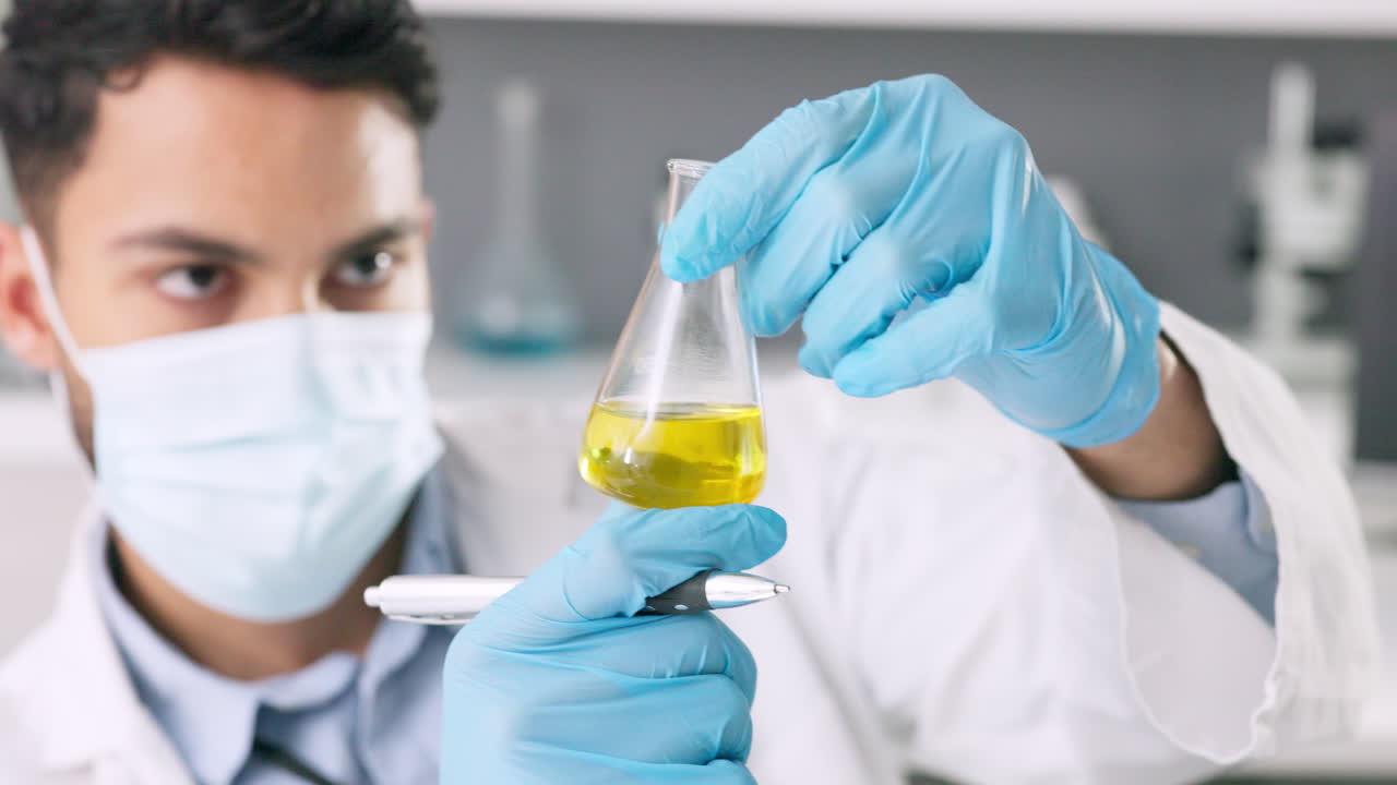 실험실에서 실험을 하는 과학자