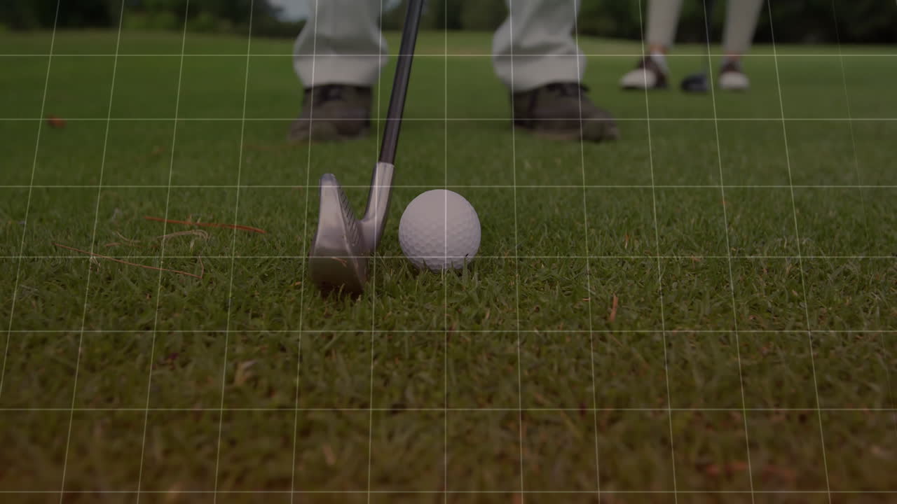 partner di golf in piedi sul putting green, che fondono un grafico finanziario arancione e sovrapposizioni di grafici a linee