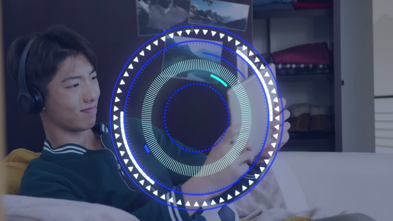 animación de la pantalla del radar sobre un adolescente asiático jugando a videojuegos en una tableta digital en casa