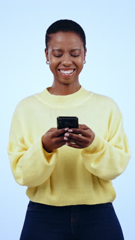 Tippen,-Lächeln-Und-Schwarze-Frau-Mit-Telefon-Im-Studio