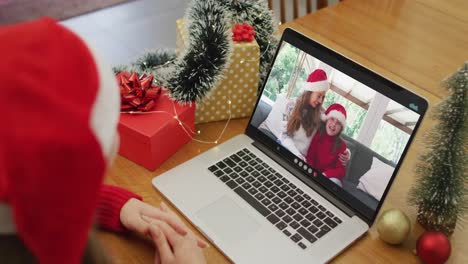 Mujer-Caucásica-En-Videollamada-Con-Una-Amiga-Y-Su-Hija-En-Navidad