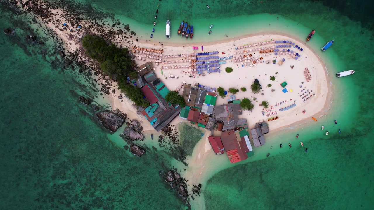 Ripresa aerea con drone dall'alto sopra l'isola di Ko Khai Nai, giornata di sole in Thailandia.