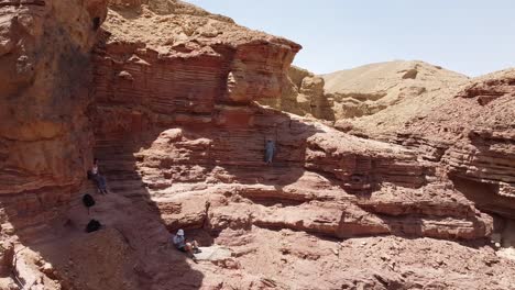 Amigos-Pasando-El-Rato-En-El-Desierto-Cerca-De-Eilat