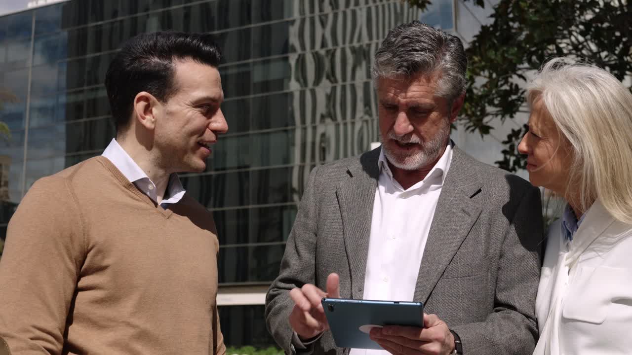 Team aziendale che discute la strategia su un tablet