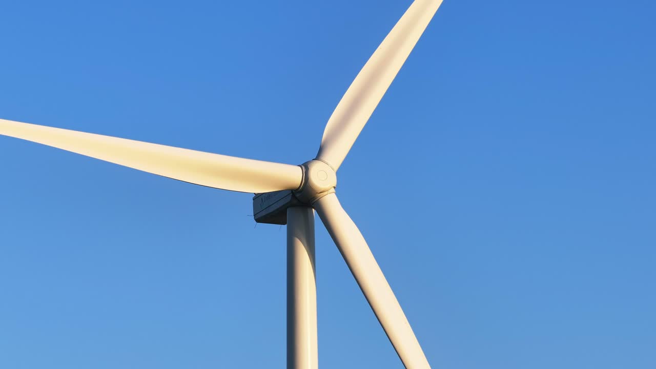 은 파란 하늘을 배경으로 회전하는 풍차, 지속 가능한 녹색 에너지를 위한 재생 가능한 에너지원