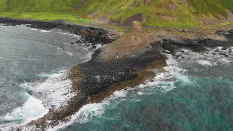 Toma-Aérea-De-La-Calzada-Del-Gigante-En-Irlanda-Del-Norte