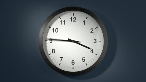 cara del reloj en la pared azul oscuro en el lapso de tiempo
