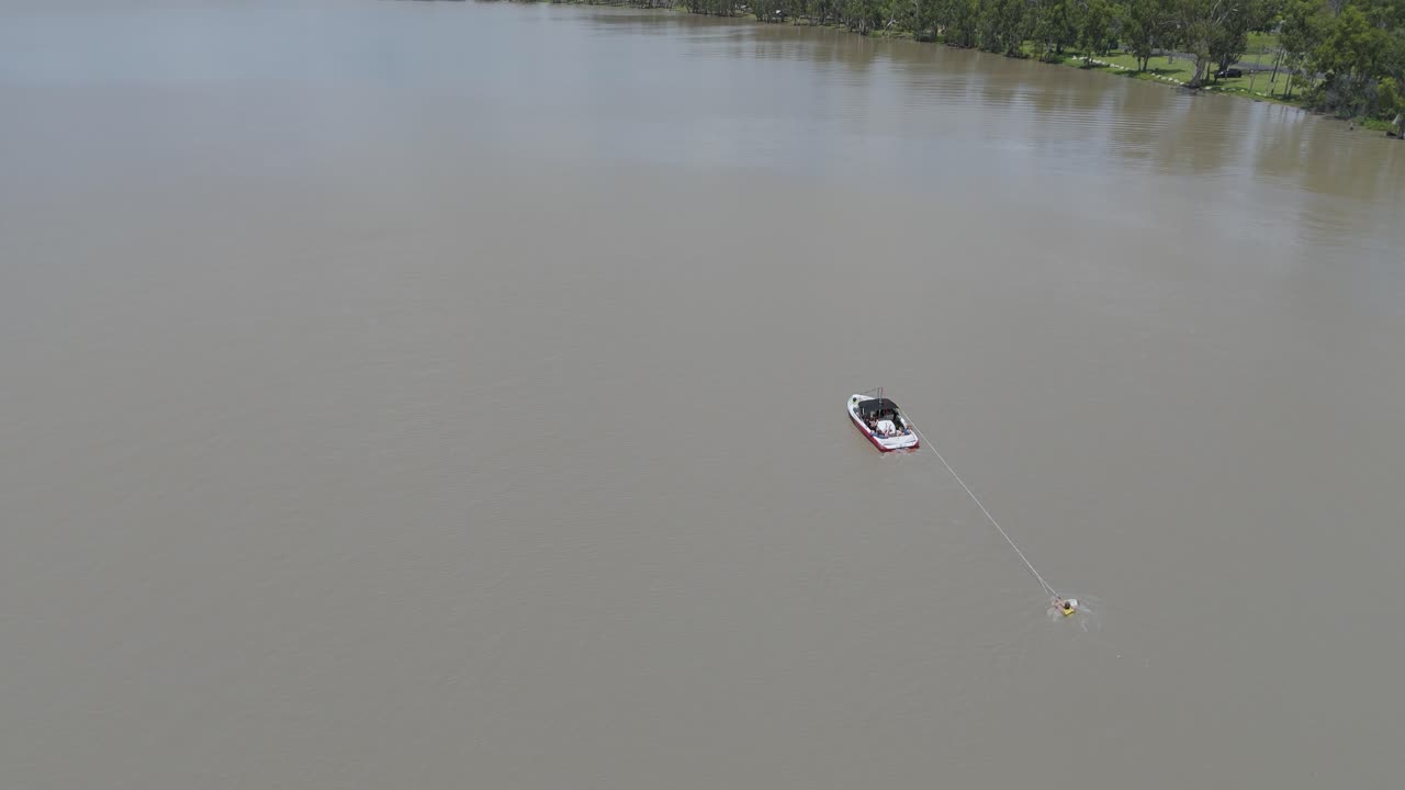 скоростная лодка тянет лыжника, который в конце концов падает