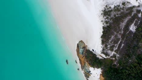 Downward-drone-shot-of-white-sand-at-Whitehaven-Beach-Whitsunday-Island-Australia