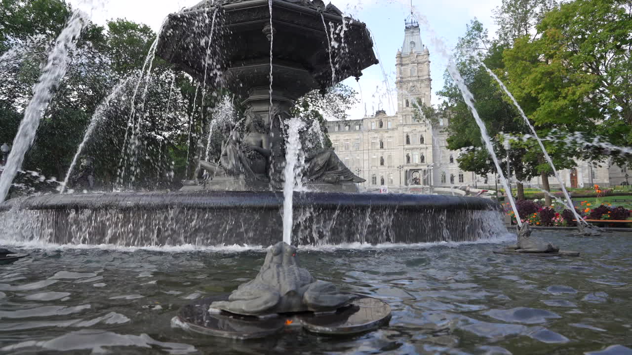 fuente frente al parlamento de québec