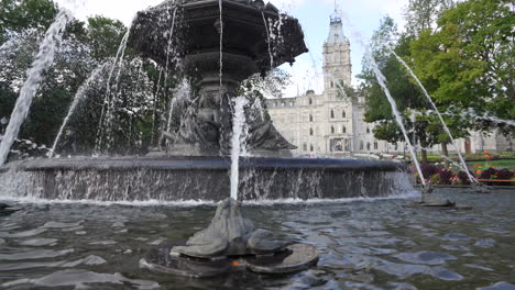 Fountain-in-front-a-Parlement-de-Québec