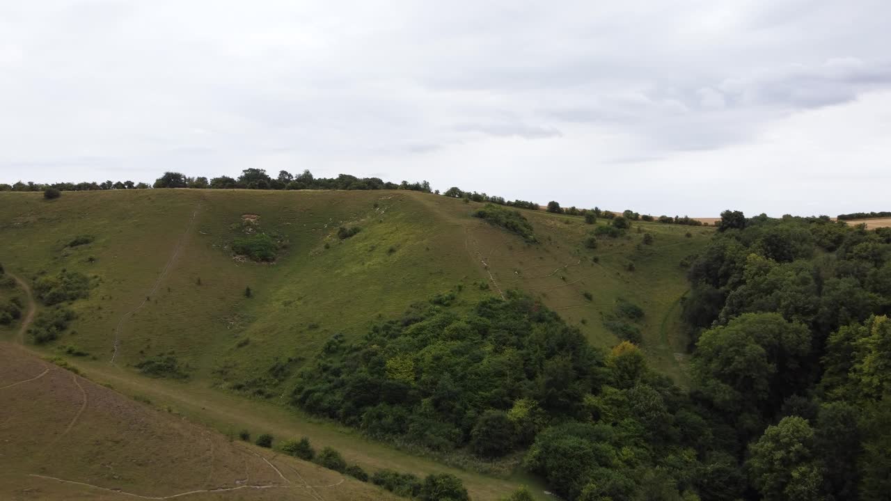 moviéndose lentamente hacia las colinas, tiro aéreo de cielo nublado sobre campos en hitchin, hertfordshire, inglaterra, reino unido