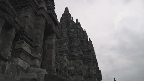 Revelando-Un-Primer-Plano-Del-Candi-Siwa-Teja-En-El-Famoso-Templo-De-Prambanan-Con-Detalles-En-Las-Paredes-De-Piedra-En-Yogyakarta,-Java,-Indonesia.