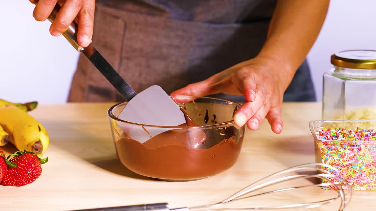 mezclar chocolate con frutas y salpicaduras