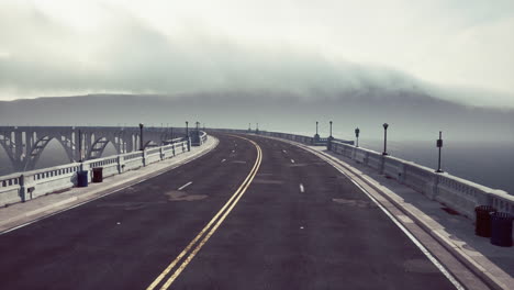 Fragmento-De-Puente-Vacío-Cerca-De-Las-Montañas