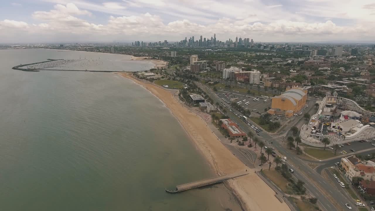 흐린 날에 해변과 부두를 보여주는 멜버른의 세인트 킬다 상공 드론 공중