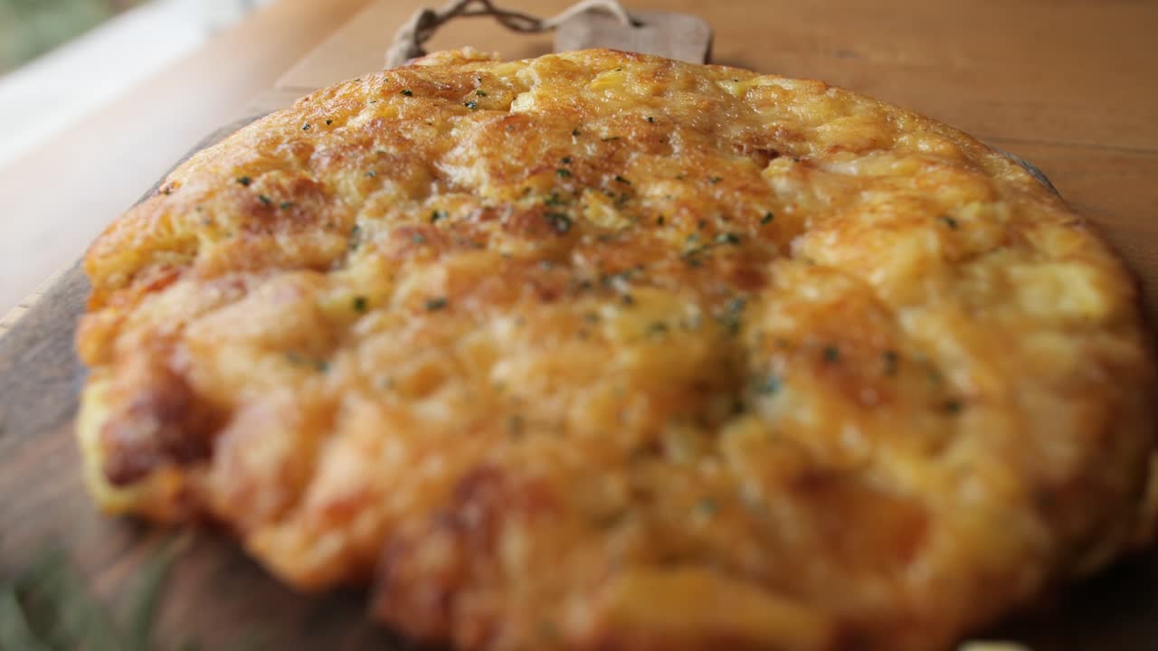 movimiento dolly tiro de frika, tortilla típica de eslovenia, poca profundidad de campo