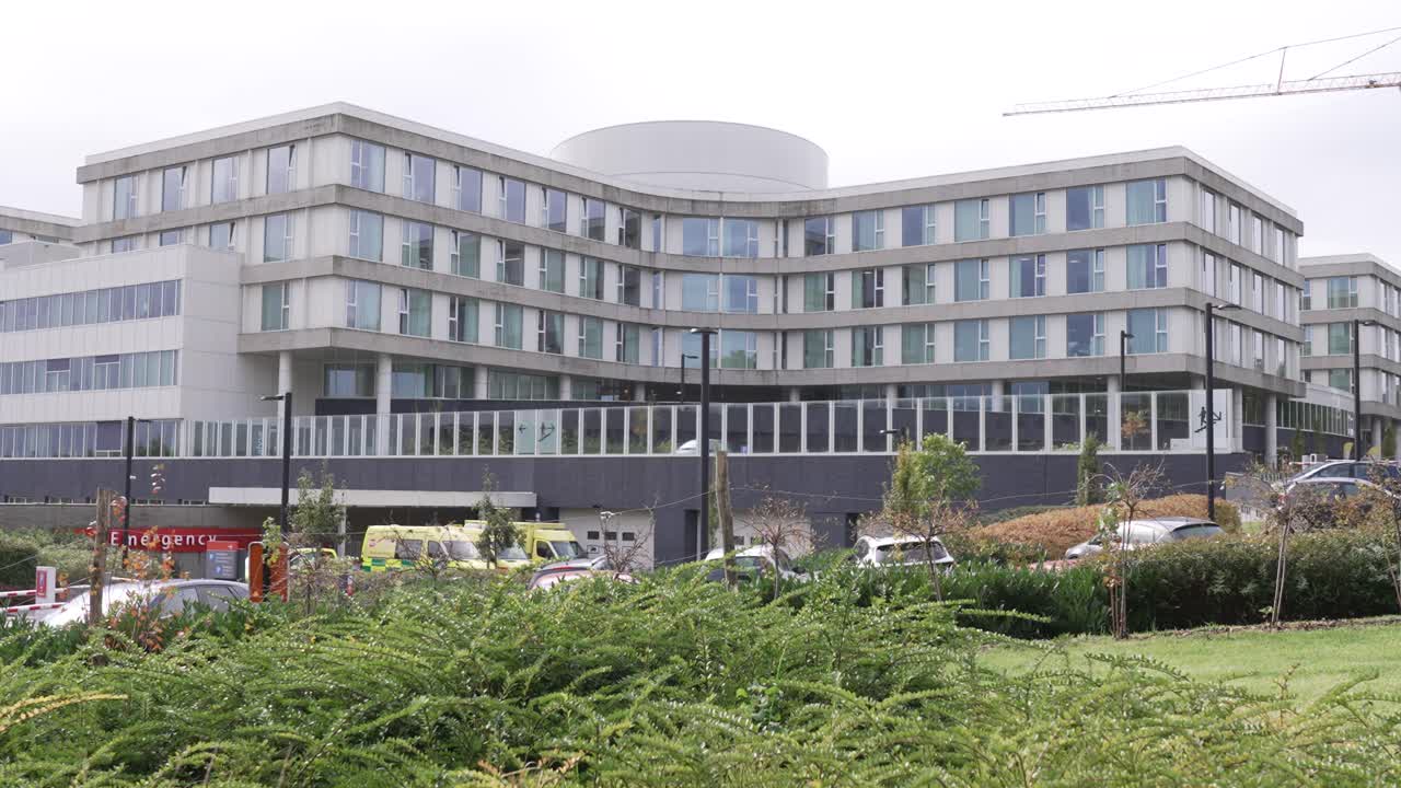 현대 클리닉 외부 건물의 비상 게이트 - 광각