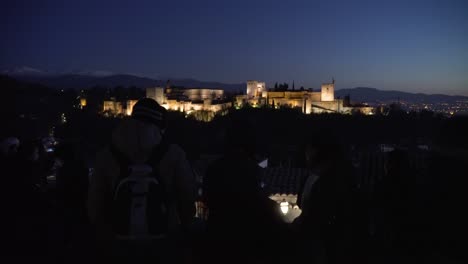 Silueta-De-Turistas-Tomando-Fotos-De-La-Alhambra-Después-De-La-Puesta-De-Sol