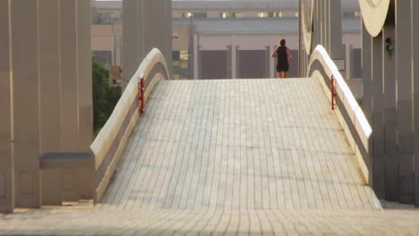 Mujer-Fitness-Corriendo-A-Través-Del-Puente-Vista-Posterior.-Mujer-Haciendo-Jogging-Matutino-En-El-Puente