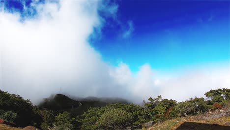 Lapso-De-Tiempo-De-Nubes-Rodantes-Sobre-El-Pico-Paparoa-En-Nueva-Zelanda---Disparo-Constante