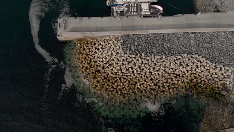 Raising-up-drone-shot-over-the-Atlantic-Ocean-above-the-port-of-Doolin-by-the-Wild-Atlantic-Way-in-Doolin,-Co