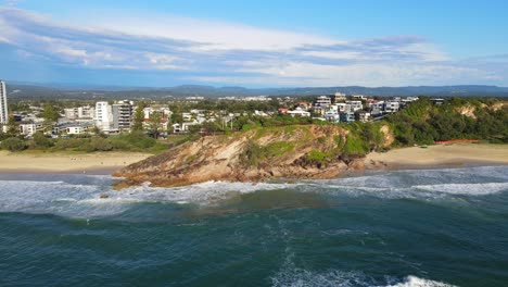 Aerial-View-Of-Mick-Shamburg-Park-And-Lookout-Near-Miami-Beach---North-Burleigh-Lookout-In-Miami,-QLD,-Australia