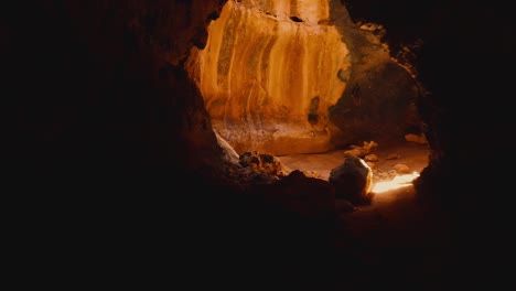 Drone-Moviéndose-A-Través-De-Una-Pequeña-Cueva-Oscura