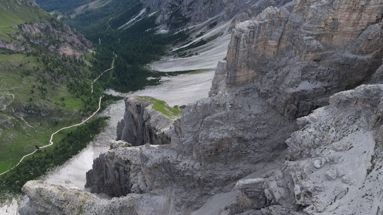 Puez Geisler Doğa Parkı'ndaki Dolomitler'in büyüleyici manzarası