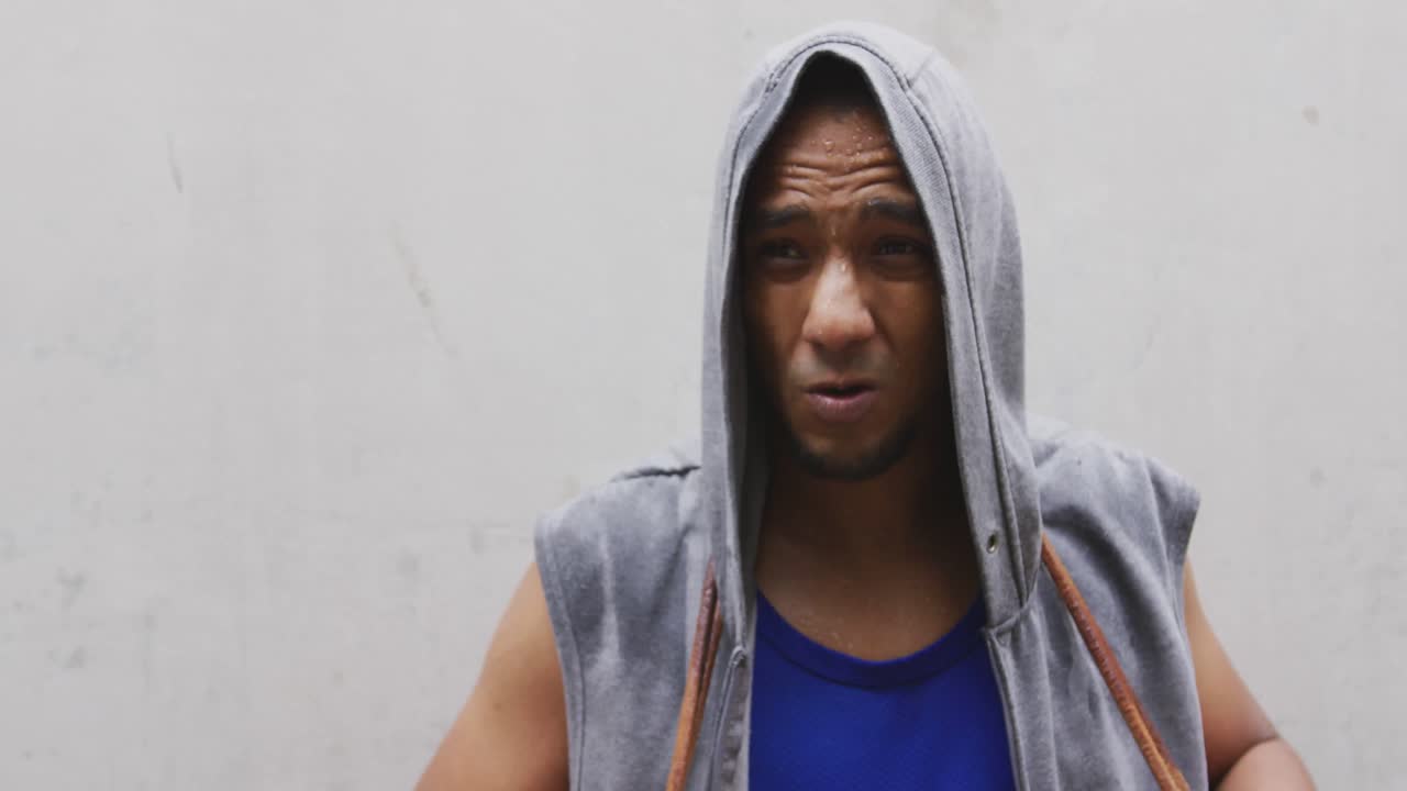 vista frontal hombre con pierna protésica mirando hacia otro lado