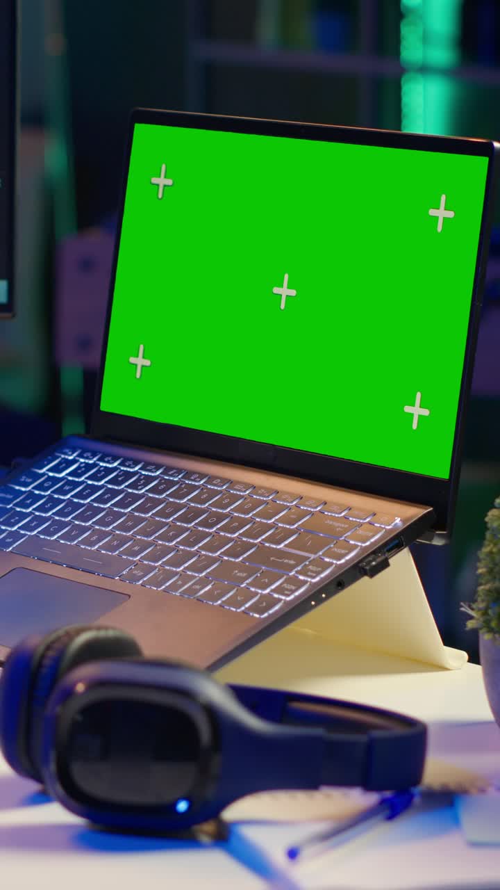 Afrikansk-amerikansk webudvikler bruger lodret video med isoleret mockup på pc og skriver kode