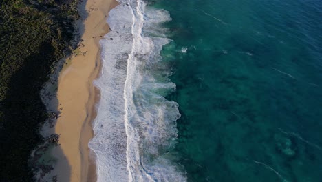 Volando-A-Lo-Largo-De-Una-Hermosa-Playa-En-El-Oeste-De-Australia