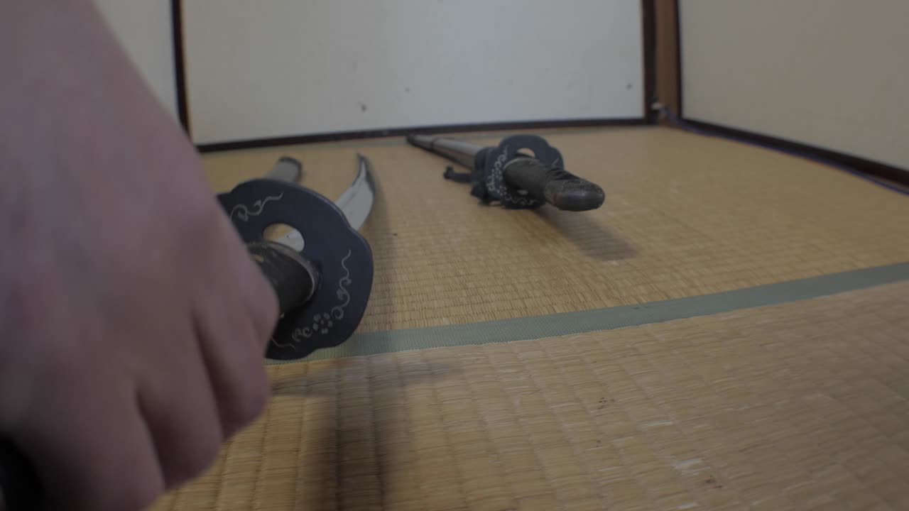 타타미 에 새겨진 사무라이 검