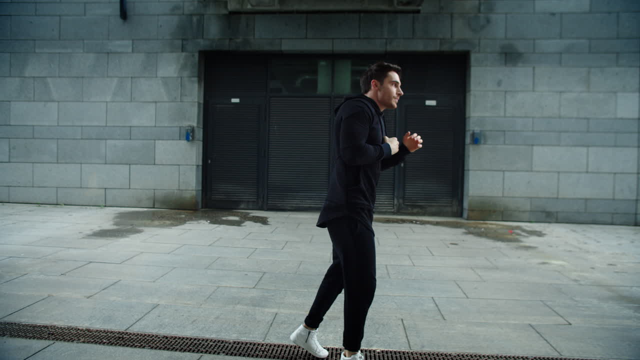 스포츠맨 복싱은 야외 운동에 초점을 맞추었습니다. 복싱맨은 공중에서  ⁇ 치를 훈련합니다.