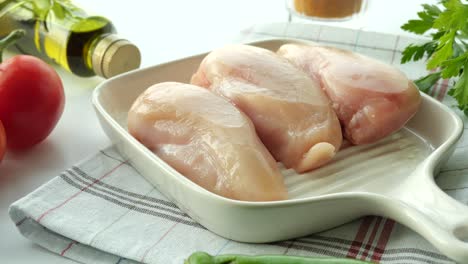 pecho de pollo crudo listo para cocinar