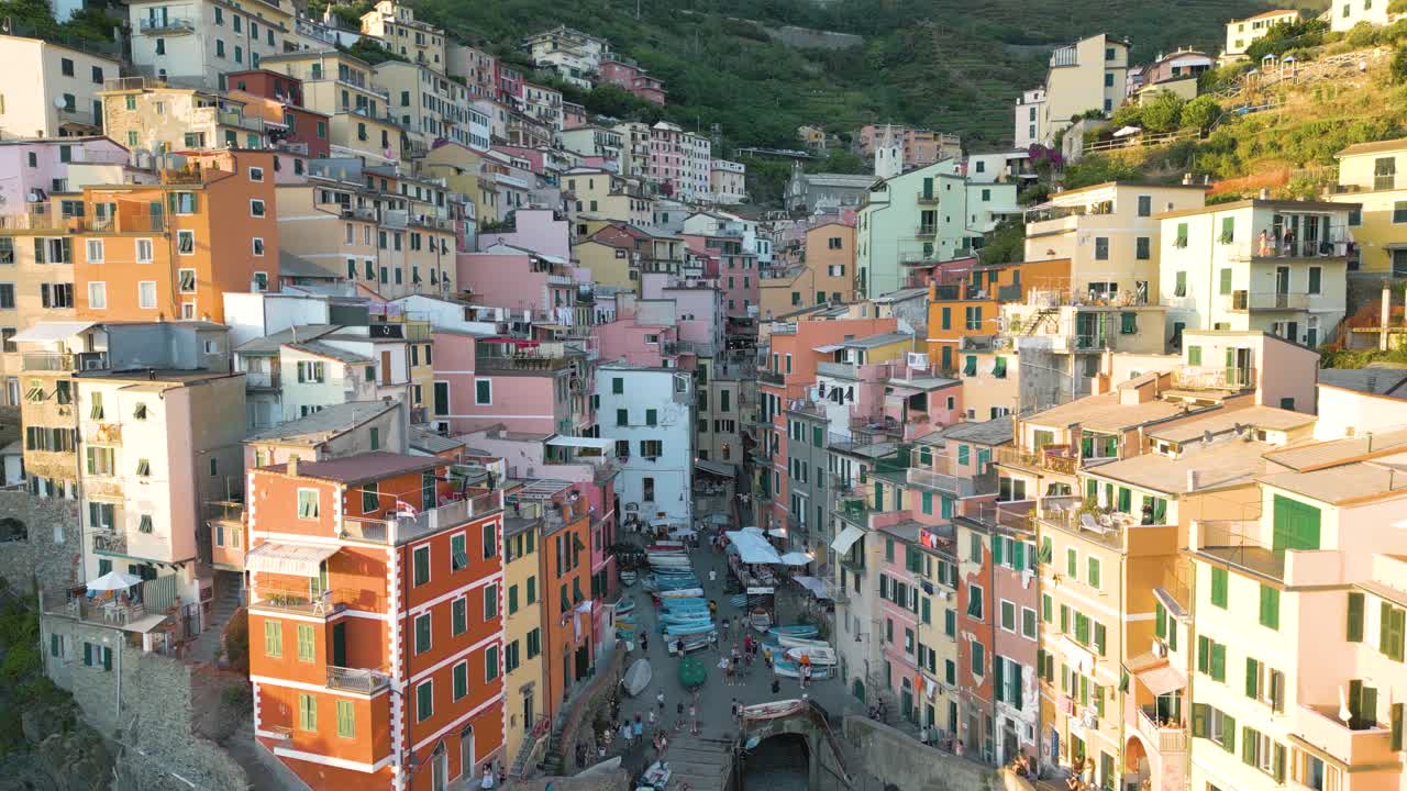 Magnifique vol de drone au-dessus de Riomaggiore, Cinque Terre au coucher du soleil.