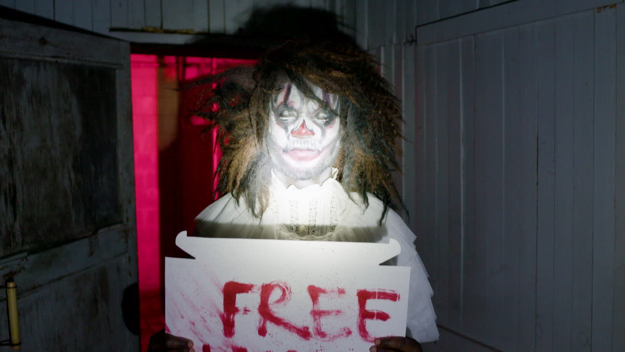 клоун с баннером