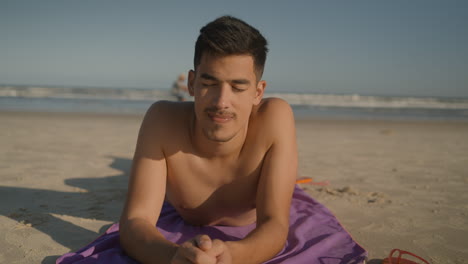 un joven tomando el sol.