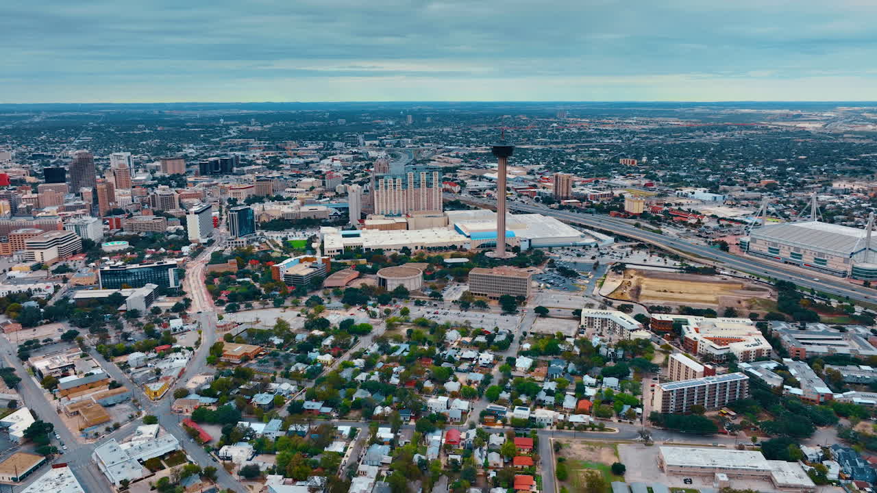 San Antonio USA, 14 sierpnia 2025: Tower of the Americas i obszar Hemisfair. Zdjęcie lotnicze Tower of the Americas z dzielnicą Hemisfair i pobliskimi autostradami